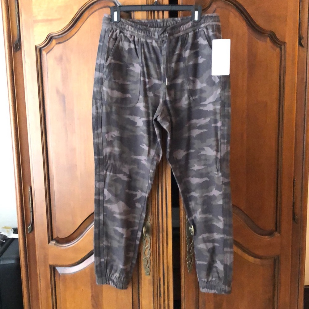 NWT camo farallon joggers size 10